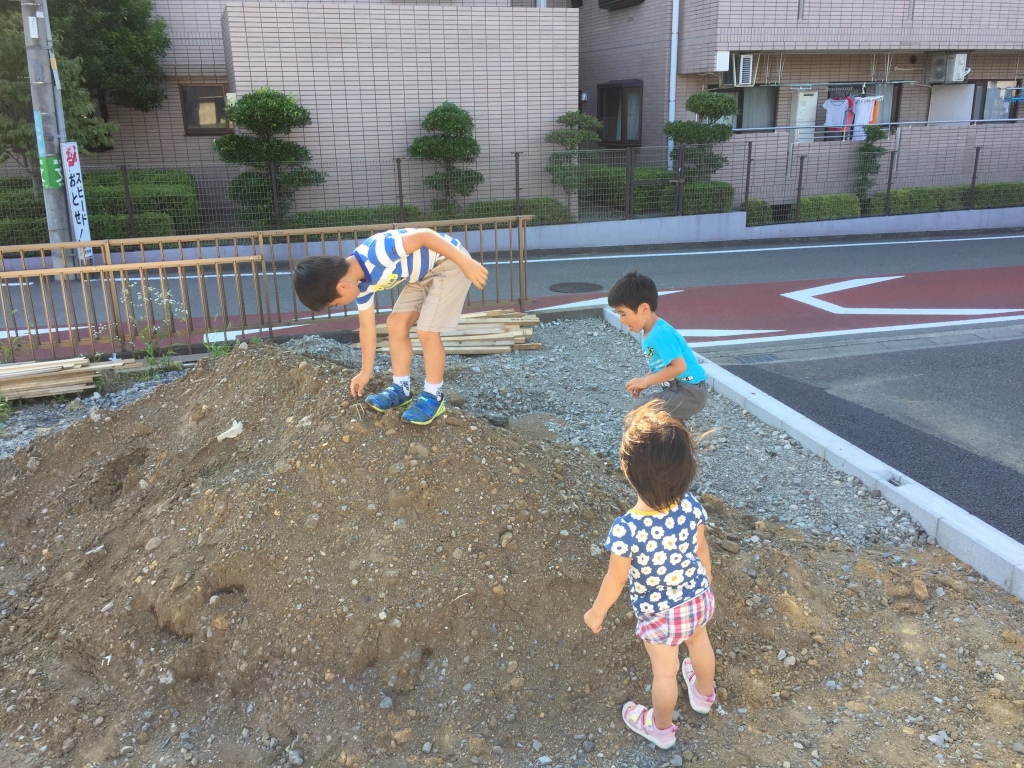 現場は子供の遊び場